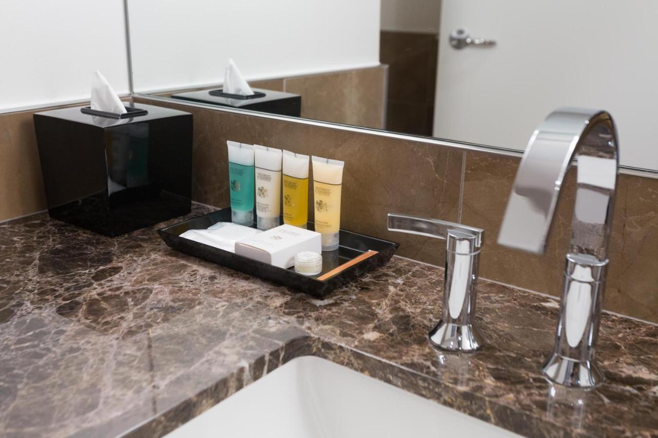 Sutton Place Hotel Toronto Bagian luar foto